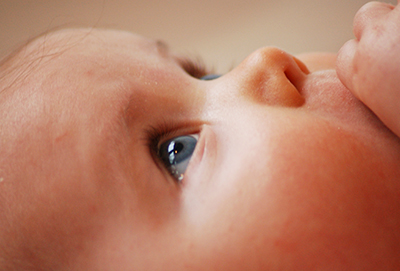 adorable-bebe-aux-yeux-bleus